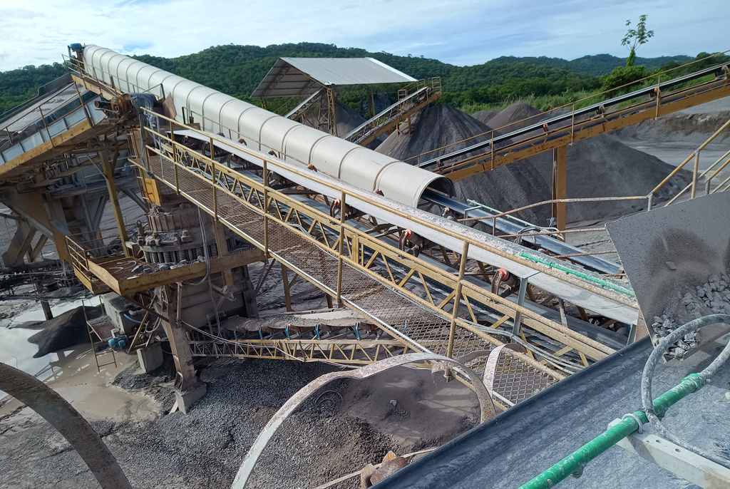 Barras planas instaladas em correias transportadoras - Mineratec